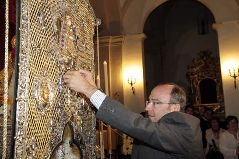 El alcalde impone el Escudo de Oro al glorioso Simpecado de la Santsima Virgen del Roco 