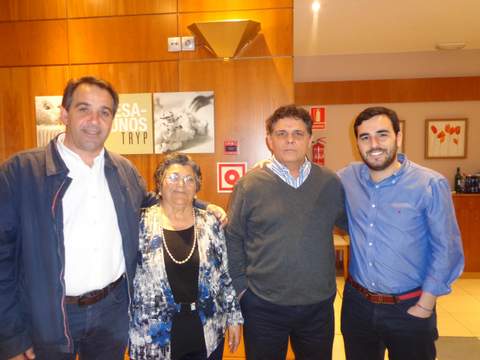 Los concejales de Distrito acompaan a los vecinos de Torrecrdenas en la celebracin del 30 aniversario de la Asociacin de Vecinos La Torre