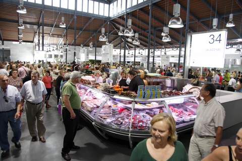 Tres magos amenizan maana la compra en el Mercado Central