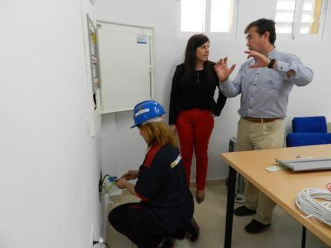 Los alumnos del Taller de Empleo realizan trabajos de instalacin y mejora en el sistema de comunicaciones del Colegio de El Saltador