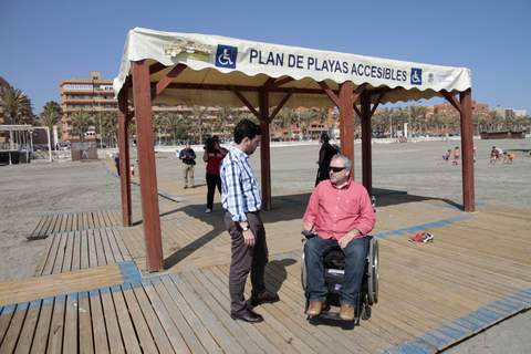 El Ayuntamiento adelanta un mes la colocacin de la pasarela para personas con movilidad reducida en la playa de El Palmeral