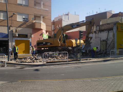 El Ayuntamiento procede a la demolicin de un inmueble en Los Molinos para ampliar la rotonda