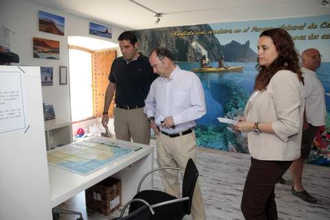 El alcalde visita la nueva Oficina de Informacin Turstica, ubicada en la iglesia de Las Salinas de Cabo de Gata