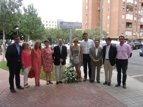 El Ayuntamiento recuerda a Miguel ngel Blanco con un homenaje en la plaza que lleva su nombre en el barrio de San Luis