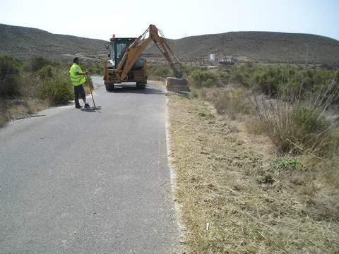 El Ayuntamiento inicia el asfaltado de 3.430 metros lineales de caminos rurales del trmino municipal de Almera