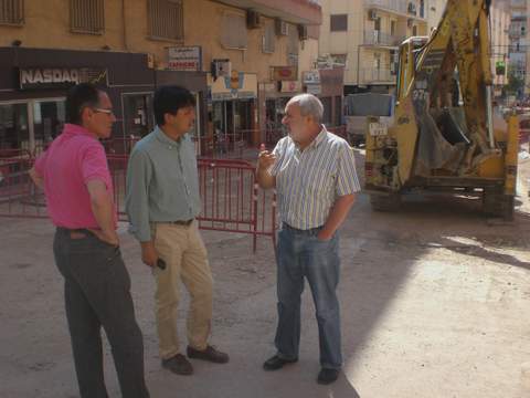 Las obras de mejora de la calle Marchales de Los ngeles cumplen los plazos y se centran estos das en las acometidas domiciliarias