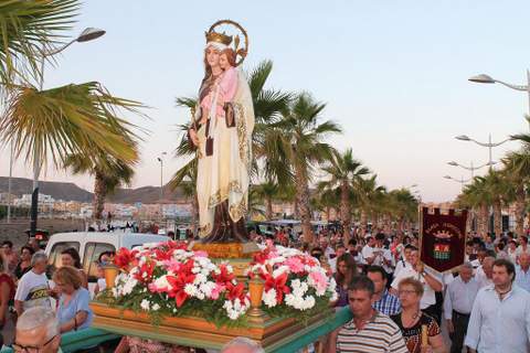 Ms de 2.000 personas acompaaron a la Virgen del Carmen en su romera por las playas de San Juan de los Terreros