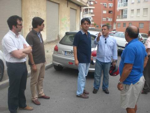 El Ayuntamiento arreglar el acerado y ordenar el estacionamiento en la calle Caaveral del barrio de San Luis