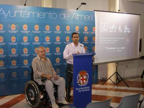 Ayuntamiento y Verdiblanca promocionan la accesibilidad de las playas de la capital