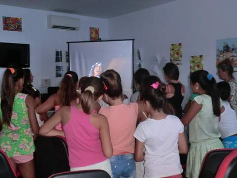 Las Escuelas de Verano impulsadas por la Junta en los barrios de Los Almendros y Pescadera-La Chanca atienden a cerca de 300 menores