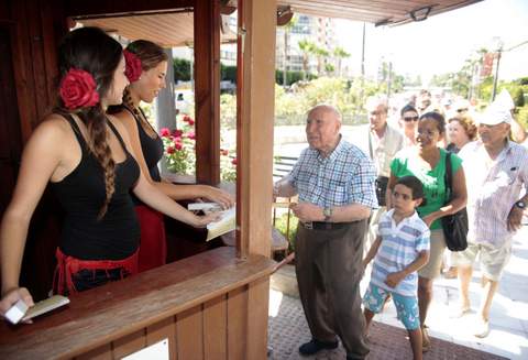 Normalidad en la primera jornada de reparto de los tradicionales abanicos de Feria