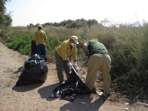 La Junta limpia la basura del paraje de El Perdigal, en su mayor parte propiedad de la Administracin del Estado