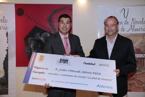 Juan Manuel Sainz ganador del V Certamen de Novela Ciudad de Almera con su obra El criado de Velzquez