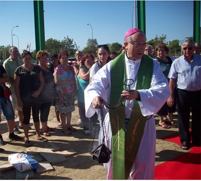 El Obispo de Almera coloca la primera piedra de la iglesia de El Puche 