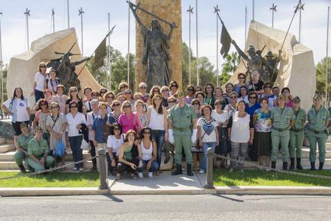 Medio centenar de usuarias de los Centros Municipales de la Mujer visitan la base militar de La Legin