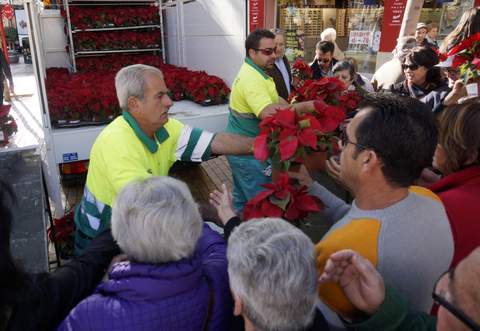 El Ayuntamiento reparte 2.000 pascueros en la Puerta Purchena, Zapillo y Nueva Andaluca