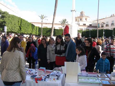 Miles de personas disfrutan en la Plaza Vieja del mercadillo andalus Almera con arte y sabor