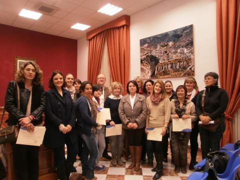 16 alumnas participan en el Curso de Bisutera Cermica de Diputacin 