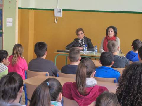 Adriana Valverde comparte con alumnos de un colegio de Adra la celebracin del Da de Andaluca