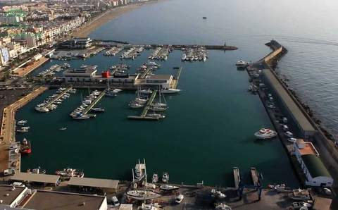La Junta saca a concurso la explotacin de la planta alta del edificio de locales comerciales del puerto de Roquetas