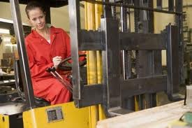La concejala de la Mujer pone en marcha un curso de formacin en el manejo de carretillas elevadoras para mujeres desempleadas