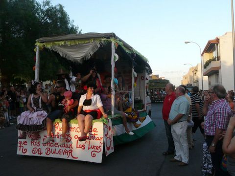 Chupinazo y carrozas para abrir de las fiestas de La Asuncin en Las Cabauelas y Venta Gutirrez