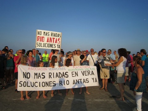 Los vecinos de Vera unen sus manos frente al Antas para reclamar consenso e inversión a las tres administraciones