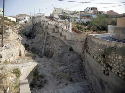 El Ayuntamiento limpiar el Barranco Caballar y adecuar el muro de proteccin 