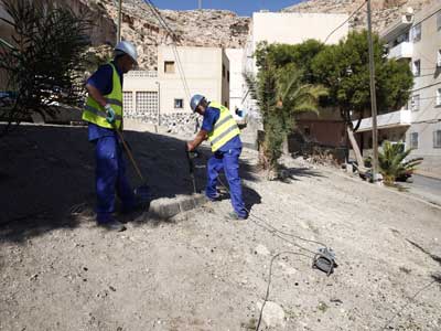 El Ayuntamiento culmina las obras de infraestructura y urbanizacin sobre una docena de calles en La Chanca y Pescadera