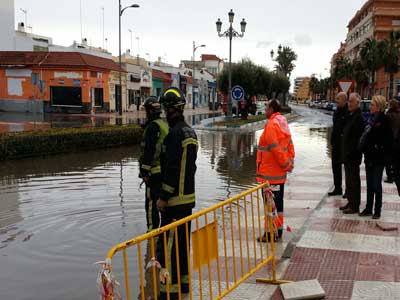 Los operarios municipales trabajan desde la maana para paliar las consecuencias del temporal de lluvia