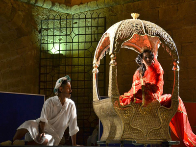 El grupo de teatro El Masrah, del IES Ro Andarax del Puche,  representa Layla y el Majnn en la Alcazaba