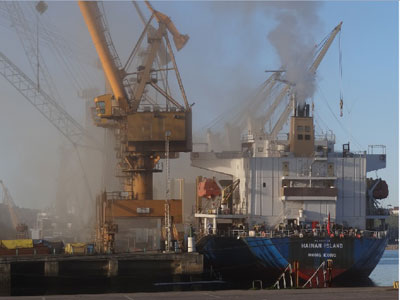 AHORA ALMERA apoya las asambleas vecinales ante la contaminacin provocada por la carga de minerales a cielo abierto en el muelle de Poniente