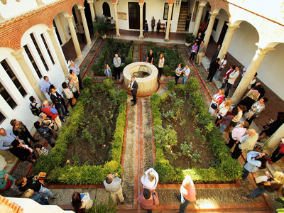 Ms de 200 almerienses contemplan la belleza serena del Convento de Las Puras gracias a la visita guiada de la Asociacin de Amigos de la Alcazaba