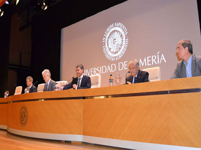 El consejero de Salud asegura que para 2016 se empezar a recuperar plantilla en el Sistema Nacional de Salud 