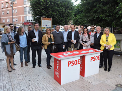 El PSOE traslada a los vecinos de El Zapillo su compromiso con la educacin, la sanidad pblica y la dependencia