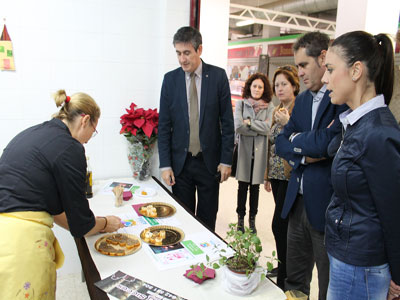 La campaa Yo compro en Adra comienza con la degustacin de platos tpicos de la gastronoma abderitana y el taller infantil de teatro Qu pereza ser princesa