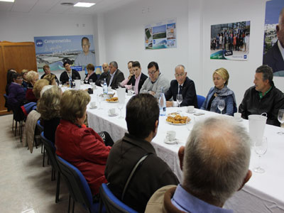 Gabriel Amat y Elosa Cabrera trasladan la apuesta del gobierno de Rajoy por la familia y las tradiciones a las cofradas de Roquetas