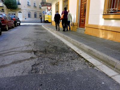 El PSOE reclama al gobierno del PP un plan de choque para eliminar algunos de los baches histricos de Almera