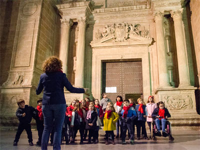 El coro infantil de Aula Creativa llena de villancicos las plazas y parques de Almera