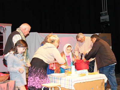 La jornada solidaria Un barrio de todos y para todos del Teatro Apolo recibe como pago voluntario de la entrada una bolsa de alimentos