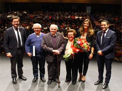 Casi un millar de mayores de todo el municipio celebran la Navidad en el Auditorio con una gala municipal dedicada a ellos