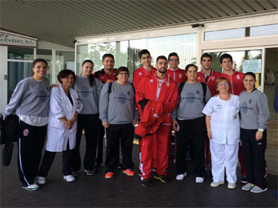 El CB Almera llega cargado de regalos e ilusin al Hospital de Torrecrdenas en su tradicional visita navidea