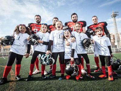 El equipo de futbol americano, Almera Barbarians, protagoniza una campaa publicitaria de moda