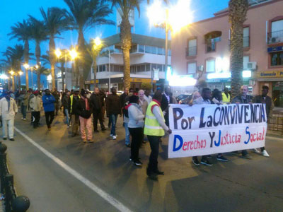 Ms de 200 personas se manifiestan en Roquetas de Mar bajo el lema: POR LA CONVIVENCIA: DERECHOS Y JUSTICIA SOCIAL