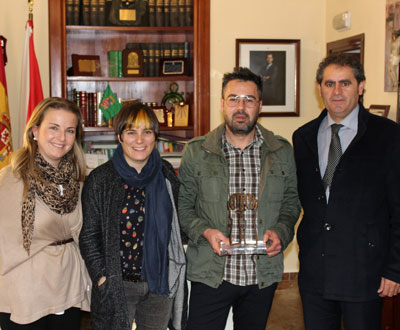 El Alcalde de Berja recibe al virgitano ganador de los Premios Picasso de peluquera