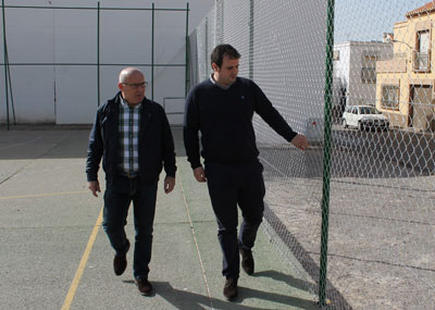 El Ayuntamiento mejora las pistas polideportivas de La Curva y Rodrigo de Triana