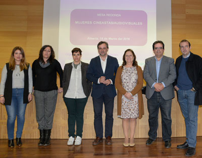 Una mesa redonda con cuatro cineastas analiza el papel de la mujer en el cine