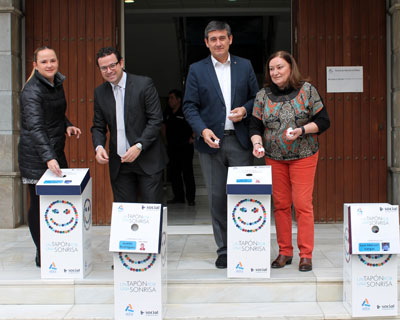 A la campaa solidaria Un tapn una sonrisa se unen Ayuntamiento y Clece para ayudar a dos nios abderitanos