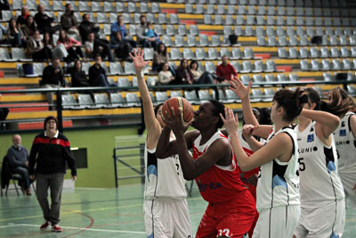 (82-65) El Syngenta CB Almera aguanta hasta el tercer periodo ante un rival que busca la fase de ascenso