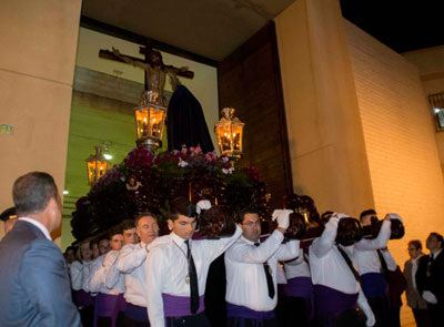 Cientos de fieles acompaan la Procesin del Cristo de la Misericordia